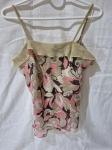 Blusa de alças finas feminina apresenta uma estampa floral em tons de rosa, marrom e bege. TAM: 40