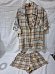 Conjunto de camisa e shorts de manga curta, xadrez colorido em tons de amarelo, azul, vermelho e verde. TAM: M