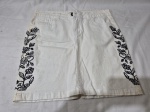 Saia jeans branca com detalhes preto. TAM: 40