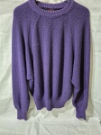 Suéter de tricô roxo de estilo vintage com mangas raglan e gola redonda. TAM: G