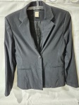 Blazer clássico de alfaiataria preta. TAM: S medindo 45cm ombro a ombro.