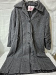 Sobretudo Vintage Monacri em lã Tweed Cinza - Estilo Clássico Alfaiatarialã. TAM: G medindo 56cm ombro a ombro.