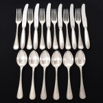 FAQUEIRO, dezoito (18) talheres de serviço, confeccionados em metal prateado, lâminas das facas em aço inox, ornamentação relevada no padrão Império Napoleônico em frisos intercalados por X com terminações em concha e laçarote, manufatura FRACALANZA (tradição desde 1884), sendo: 6 facas, 6 garfos e 6 colheres, medindo a maior peça 24 cm comprimento, vide foto.