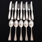 FAQUEIRO, quatorze (14) talheres de sobremesa, confeccionados em metal prateado, lâminas das facas em aço inox, ornamentação relevada no padrão Império Napoleônico em frisos intercalados por X com terminações em concha e laçarote, manufatura FRACALANZA (tradição desde 1884), sendo: 5 facas, 4 garfos e 5 colheres, medindo a maior peça 21,5 cm comprimento, vide foto.