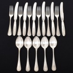 FAQUEIRO, dezessete (17) talheres de serviço, confeccionados em metal prateado, lâminas das facas em aço inox, ornamentação relevada no padrão Império Napoleônico em frisos intercalados por X com terminações em concha e laçarote, manufatura FRACALANZA (tradição desde 1884), sendo: 6 facas, 6 garfos e 5 colheres, medindo a maior peça 24 cm comprimento, vide foto.