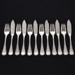 FAQUEIRO, doze (12) talheres de peixe, confeccionados em metal prateado, ornamentação relevada no padrão Império Napoleônico em frisos intercalados por X com terminações em concha e laçarote, manufatura FRACALANZA (tradição desde 1884), sendo: 6 espátulas e 6 garfos, medindo a maior peça 19 cm comprimento, vide foto.