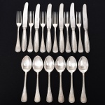 FAQUEIRO, dezoito (18) talheres de sobremesa, confeccionados em metal prateado, lâminas das facas em aço inox, ornamentação relevada no padrão Império Napoleônico em frisos intercalados por X com terminações em concha e laçarote, manufatura FRACALANZA (tradição desde 1884), sendo: 6 facas, 6 garfos e 6 colheres, medindo a maior peça 21,5 cm comprimento, vide foto.