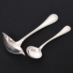 FAQUEIRO, duas (2) conchas de servir, confeccionadas em metal prateado, ornamentação relevada no padrão Império Napoleônico em frisos intercalados por X com terminações em concha e laçarote, manufatura FRACALANZA (tradição desde 1884), medindo a maior 18 cm comprimento, vide foto.