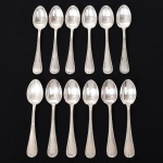 FAQUEIRO, treze (13) colheres de chá, confeccionadas em metal prateado, ornamentação relevada no padrão Império Napoleônico em frisos intercalados por X com terminações em concha e laçarote, sendo: 12 da manufatura FRACALANZA (tradição desde 1884) e 1 da manufatura WOLFF (tradição desde 1894), medindo 12,5 cm comprimento, vide foto.