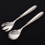 FAQUEIRO, duas (2) peças para servir salada, confeccionadas em metal prateado, ornamentação relevada no padrão Império Napoleônico em frisos intercalados por X com terminações em concha e laçarote, manufatura FRACALANZA (tradição desde 1884), sendo: 1 garfo e 1 colher, medindo em média 21 cm comprimento, vide foto.