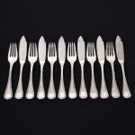 FAQUEIRO, doze (12) talheres de peixe, confeccionados em metal prateado, ornamentação relevada no padrão Império Napoleônico em frisos intercalados por X com terminações em concha e laçarote, manufatura FRACALANZA (tradição desde 1884), sendo: 6 espátulas e 6 garfos, medindo a maior peça 19 cm comprimento, vide foto.
