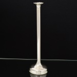 METAL PRATEADO, um (1) vaso solifleur, base em bulbo, fuste cilíndrico com terminação em corneto, ligeira inclinação, sem marca de manufatura aparente, medindo 26,5 cm altura, vide foto.