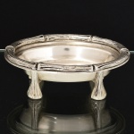 METAL PRATEADO, uma (1) pequena petisqueira oval com borda reforçada, pés relevados representando tronco, sem marca de manufatura aparente, medindo 15,5 x 11,5 x 5,5 cm, vide foto.