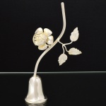 METAL PRATEADO, uma (1) sineta de mão representando rosa, medindo 18 cm altura, sem marca de manufatura aparente, vide foto.