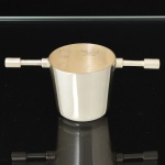 METAL PRATEADO, um (1) dosador liso, ligeiramente obcônico, sem marca de manufatura aparente, medindo aproximadamente 4 cm altura e diâmetro mais as hastes, ideal para coleção de bar, vide foto.