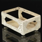 METAL PRATEADO, uma (1) fosforeira com ornamentação relevada em elementos vegetalistas, base em meia esfera, marca de origem China, medindo 6 x 4 x 3 cm, vide foto.