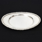 METAL PRATEADO, uma (1) bandeja lisa, borda reforçada e relevada em volutas e elementos vegetalistas, medindo 24 x 15,5 cm, marca representada por leão rampante dentro de um círculo e a legenda made in England, espessada a prata na técnica de eletrólise EPNS (electro plate nickel silver), vide foto.