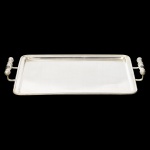 METAL PRATEADO, uma (1) bandeja retangular, lisa, alças relevadas em fumo de rolo, marca BELPRATA 90, medindo 42 x 32,5 cm mais as alças, vide foto.