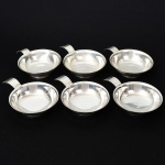 METAL PRATEADO, seis (6) taças de pé baixo para sobremesa em meia esfera, alça curvilínea, sem marca de manufatura aparente, três delas com sinais de solda em rachado próximo a borda, medindo 9,5 cm diâmetro mais a alça, vide foto.