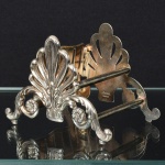 METAL PRATEADO, um (1) suporte organizador de talheres, marca LEONARD  SILVER PLATE (Leonard Silver Manufacturing Company, fundada em 1969 por Leonard Florence; em 1977 tornou-se subsidiária da Towle Manufacturing Company), ITALY, medindo 13 x 9 x 9,5 cm, vide foto