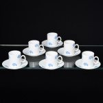 PORCELANA, seis (6) xícaras para café, cilíndricas, ornadas com motivos indianos na tonalidade azul, sem marca de manufatura aparente e sem uso, acondicionadas na caixa da marca RENNER, ideais para presente, vide foto.