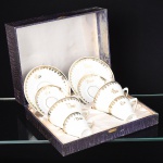 PORCELANA, conjunto de quatro (4) xícaras de chá e café para duas pessoas, tonalidade branca, ornadas com frisos e barrados a ouro, além das legendas: EU e VOCÊ, marca SCHMIDT (Pomerode, SC; Mauá, SP; Campo Largo, PR, fundada em 1945, ainda em atividade, maior fábrica de porcelana da América Latina), acondicionadas na caixa (caixa com tampo se soltando), sem uso, vide foto.
