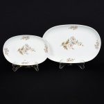 PORCELANA, duas (2) travessas ovais de tamanhos distintos, ornamentação policromada representando flores, marca REAL (Mauá, SP, 1943 a 1994), medindo 28 x 18,5 cm e 36,5 x 24 cm, vide foto.