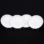 VIDRO OPALINADO FRANCÊS, oito (8) pratos rasos brancos e leitosos, ditos milk glass, borda ligeiramente ondulada, marca ARCOPAL (usada a partir de 1958 como uma das marcas da ARC INTERNATIONAL, fundada em 1825, por Alexander Des Lyons de Noircarm, em Village d'Arques na França; em 1926 foi vendida para a família Durand, está entre as maiores fabricantes de cristais e vidros da Europa, dona de diversas marcas como: LUMINARC (1948); ARCOPAL (1958); ARCOROC (1963); CRISTAL D'ARQUES (1968); LONG CHAMPS (1968); SALVATI (adquirida na Itália em 1999); CHEF & SOMMELIER (2008), além de outras como: ZENIX; KWARX; DIAMAX e ARCUISINE), marcada em relevo na própria modelagem, medindo 25 cm diâmetro, vide foto.