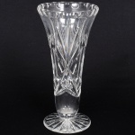 CRISTAL, um (1) vaso floreiro, grosso, incolor e translúcido, formato obcônico terminando em corneto, base em bolacha, modelado em sulcos, dedão, palmas e estrela, lapidado em frisos, medindo 24,5 cm altura, vide foto.