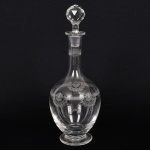 CRISTAL FRANCÊS, uma (1) licoreira de pé baixo com tampa, CRISTALERIE ROYALE DE SAINT LOUIS (fundada em 1586 no vale de Munzthal em Mosela como Verrerie Munzthal; encerrou as atividades em meados do século XVII devido a devastação causada na região pela Guerra dos 30 Anos; em 1767 através de Carta Patente concedida pelo Rei Louis XV, retornou as atividades e passou a se chamar Verrerie Royale de Saint Louis; em 1781 M. de Beaufort, descobre a composição do cristal, na época apenas a Inglaterra dominava a técnica do cristal de chumbo, assim a fabrica passou a se chamar Cristallerie Royale de Saint Louis; no século XIX foi a era de ouro da fábrica com várias introduções: em 1830 o cristal moldado; em 1834 criou o serviço Trianon; em 1837 introduziu a cor; em 1845 a filigrana, a opalina, o cristal duplo (overlay) e o triplo (double overlay); em 1867 a gravura acidada; em 1989 a Hèrmes comprou a participação acionária da fábrica), incolor e translúcida, bojo com lapidação contínua em geométricos e elementos vegetalistas, gargalo cilíndrico, tampa com facetado quase esférico, medindo 31 cm altura, vide foto.