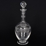 CRISTAL FRANCÊS, uma (1) pequena licoreira de pé baixo com tampa, CRISTALERIE ROYALE DE SAINT LOUIS (fundada em 1586 no vale de Munzthal em Mosela como Verrerie Munzthal; encerrou as atividades em meados do século XVII devido a devastação causada na região pela Guerra dos 30 Anos; em 1767 através de Carta Patente concedida pelo Rei Louis XV, retornou as atividades e passou a se chamar Verrerie Royale de Saint Louis; em 1781 M. de Beaufort, descobre a composição do cristal, na época apenas a Inglaterra dominava a técnica do cristal de chumbo, assim a fabrica passou a se chamar Cristallerie Royale de Saint Louis; no século XIX foi a era de ouro da fábrica com várias introduções: em 1830 o cristal moldado; em 1834 criou o serviço Trianon; em 1837 introduziu a cor; em 1845 a filigrana, a opalina, o cristal duplo (overlay) e o triplo (double overlay); em 1867 a gravura acidada; em 1989 a Hèrmes comprou a participação acionária da fábrica), incolor e translúcida, bojo com lapidação contínua em geométricos e elementos vegetalistas, gargalo cilíndrico, tampa com facetado quase esférico, medindo 23 cm altura, vide foto.