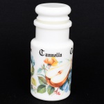 VIDRO OPALINADO ITALIANO, um (1) pote com tampa, cilíndrico tipo garrafinha, branco e leitoso, ditos milk glass, ornado em policromia com flores, frutas e legendas, marca JAR  made in Italy, vedação da tampa em polímero, medindo 11 cm altura, vide foto.