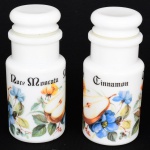 VIDRO OPALINADO ITALIANO, par (2) potes com tampa, cilíndricos tipo garrafinhas, brancos e leitosos, ditos milk glass, ornados em policromia com flores, frutas e legendas, marca JAR  made in Italy, vedação da tampa em polímero, medindo 11 cm altura, vide foto.