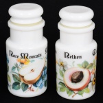 VIDRO OPALINADO ITALIANO, par (2) potes com tampa, cilíndricos tipo garrafinhas, brancos e leitosos, ditos milk glass, ornados em policromia com flores, frutas e legendas, marca JAR  made in Italy, vedação da tampa em polímero, medindo 11 cm altura, vide foto.