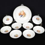 PORCELANA, conjunto com nove (9) itens: 1 saladeira tipo bowl e 8 tigelas, ornadas com frutas em policromia, arremates a ouro, marca SCHMIDT (Pomerode, SC; Mauá, SP; Campo Largo, PR, fundada em 1945, ainda em atividade, maior fábrica de porcelana da América Latina), medindo respectivamente 24,5 cm diâmetro e 6 cm altura; 13 cm diâmetro e 4 cm altura, algumas peças com desgastes na douração, vide foto.