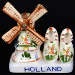 PORCELANA HOLANDESA, um (1) souvenir representando tamancos e moinho, além da legenda Holland, pintado a mão em policromia, marcado Blue Delft Deco  Hand Painted Holland coroada, medindo 9 cm altura, ideal para coleção de bibelôs, vide foto.