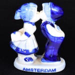PORCELANA HOLANDESA, um (1) bibelô representando crianças se beijando, souvenir de Amsterdam, pintado a mão na técnica blue and white, marcado na base handpainted deco holland, medindo 6 cm altura, ideal para coleção de bibelôs, vide foto.