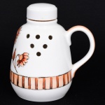 PORCELANA, um (1) recipiente com alça, ornamentação pintada a mão representando flores e barrado geométrico, tonalidade marrom e rosa, vedação da tampa em cortiça, bojo com seis furos em um dos lados, marca TEIXEIRA (São Caetano do Sul, SP, 1981 ainda em atividade; originalmente começou em 1940 como Porcelana São Paulo (Teixeira Barreto & Cia.), fundada pelos irmãos Teixeira; posteriormente virou Virgílio Teixeira & Irmão; em 1981 virou Porcelana Teixeira Ltda.), medindo 12,5 cm altura, vide foto.