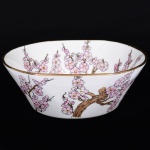 PORCELANA, um (1) bowl com ornamentação pintada a mão representando flores de cerejeira, arremates a ouro, sem marca de manufatura aparente, atelier M. YVONNE, medindo aproximadamente 16,5 x 16 x 6 cm, vide foto.