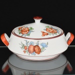 PORCELANA, uma (1) terrina com tampa, ornamentação floral policromada, arremates com frisos na tonalidade marrom, sem marca de manufatura aparente, marca de atelier MY, medindo 20,5 cm diâmetro e 12 cm altura, vide foto.