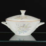 PORCELANA, uma (1) terrina com tampa, singela ornamentação vegetalista policromada, arremates com frisos a ouro, linha DONAIRE, marca RENNER (Porto Alegre, RS, fundada em 1942; em 1998 foi vendida para a Vista Alegre de Portugal; em 1999 mudou a razão social para Vista Alegre do Brasil), medindo 24,5 cm diâmetro mais as alças e 17 cm altura, vide foto.