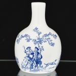 PORCELANA, um (1) vaso tipo garrafa, bojo ornado em paisagem com cena do gênero na tonalidade azul sobre fundo branco, marca WE BY OD, medindo 18,5 cm, vide foto.