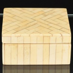 DIVERSOS, uma (1) caixa com tampa confeccionada em madeira, recoberta com placas em marfim, interior com forração camurça ou feltro, medindo 8,5 x 8,5 x 4,5 cm, vide foto.