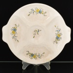 FAIANÇA, uma (1) antiga petisqueira com divisória, ornamentação floral policromada, marca usada entre 1926 e 1937 pela CERÂMICA MAUÁ, antes da tradicional marca da LOCOMOTIVA adotada pela fábrica a partir de 1937 (Mauá, SP, 1916 a 1965), medindo 32 cm diâmetro mais os prolongamentos das alças, vide foto.