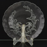 VIDRO, um (1) prato para bolo ou torta, incolor e translúcido, modelado em flores de cerejeira, borda levemente plissada, origem Made in Indonésia, medindo 30,5 cm diâmetro, vide foto.