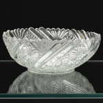 VIDRO, uma (1) tigela tipo bowl, incolor e translúcida, moldada em espirais, leques, flores e canelados, medindo 18 cm diâmetro e 7 cm altura, borda canelada, vide foto.