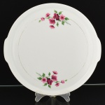 PORCELANA, um (1) medalhão para torta ou bolo, ornamentação floral policromada, arremates com frisos a ouro já com sinais de desgastes, modelo MEDAILLON, manufatura RENNER (Porto Alegre, RS, fundada em 1942; em 1998 foi vendida para a Vista Alegre de Portugal; em 1999 mudou a razão social para Vista Alegre do Brasil), medindo 28 cm diâmetro mais o prolongamento das alças, vide foto.