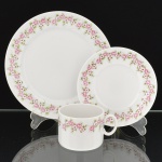 PORCELANA, um (1) trio de chá (xícara, pires e prato de bolo), ornamentação floral policromada, marca GERMER (fundada em 1950 em Timbó, SC, como fabricante de acessórios para maquinário têxtil; em 1964 passou a produzir componentes para lançadeiras; em 1969 passou a produzir isoladores elétricos; em 1978 quando assumiu o controle da POLOVI Campo Largo, PR passou a produzir porcelana de mesa; em 1988 modernizou a fabrica com a aquisição de novos fornos, atualmente é a segunda maior produtora de porcelana do Brasil), medindo a maior peça 19,5 cm diâmetro, ideal para coleção de cristaleira, vide foto.