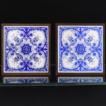 AZULEJO, par (2) descansos para panela, ornamentação floral nas tonalidades azul  e branca, um dos azulejos rachado e colado, fixados sobre eucatex, molduras em madeira maciça, medindo 16,7 x 16,7 cm, vide foto.