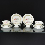 PORCELANA, quatro (4) xícaras de chá, marca SCHMIDT (Pomerode, SC; Mauá, SP; Campo Largo, PR, fundada em 1945, ainda em atividade, maior fábrica de porcelana da América Latina), ornamentação floral policromada, faixa na tonalidade verde, arremates vegetalistas e detalhes a ouro, uma xícara com quebrado na base, ideais para coleção de cristaleira, vide foto.